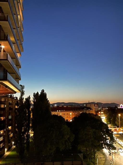 The High-Rise Condo With Pool فيينا المظهر الخارجي الصورة